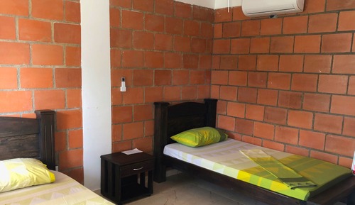 Habitación básica con 2 camas individuales