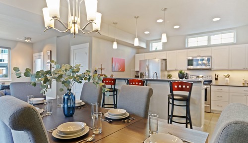 Casa, varias camas, bañera de hidromasaje, vistas al jardín (227 Urban Prairie St)
