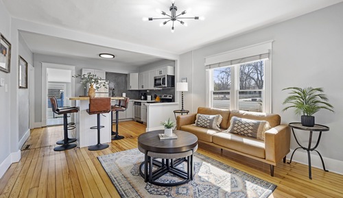 Casa, varias camas, bañera de hidromasaje, vistas al jardín (803 E Mulberry St.)