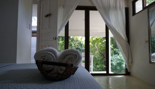 Deluxe Studio, 1 Queen Bed, Non Smoking, Garden View