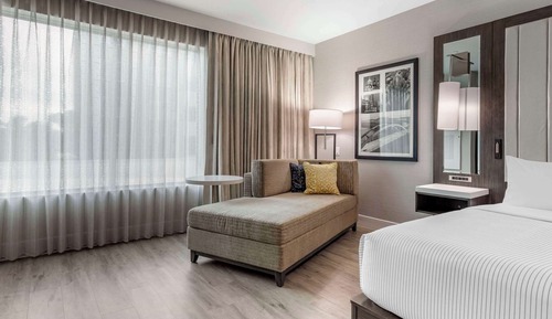 Habitación, 1 cama de matrimonio grande con sofá cama, accesible para personas con discapacidad