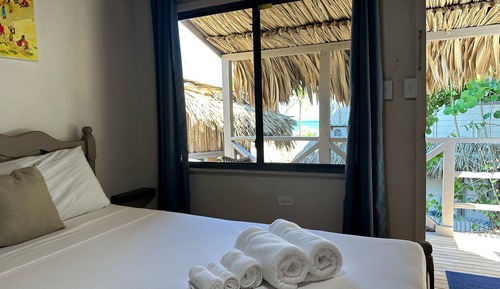 Habitación básica, 1 cama de matrimonio, frigorífico, vistas parciales al mar