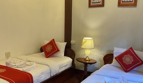 Habitación básica con 2 camas individuales