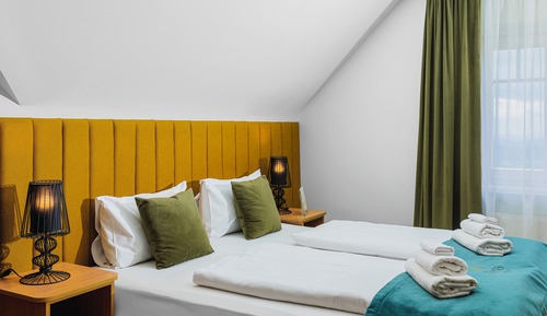 Habitación triple Confort, 1 cama de matrimonio con sofá cama, vistas al complejo turístico