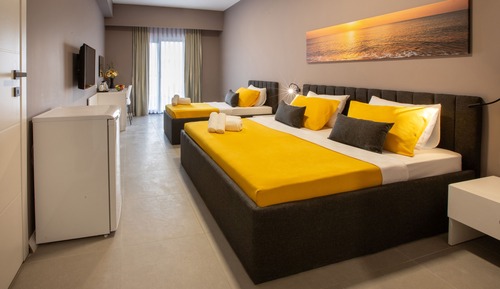 Habitación familiar, balcón, vistas parciales al mar