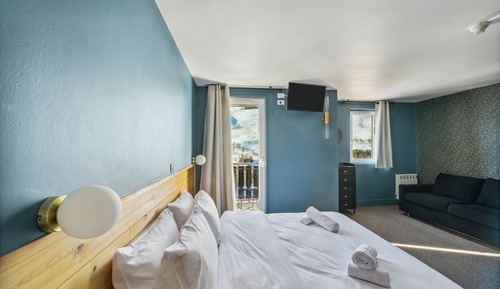 Habitación de lujo, balcón, junto a la montaña