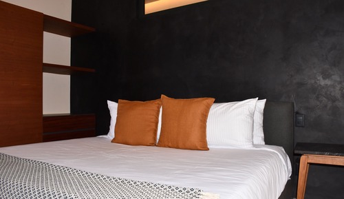 Apartamento de lujo, 2 habitaciones, balcón, vistas parciales al mar