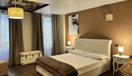 Deluxe Room (M)