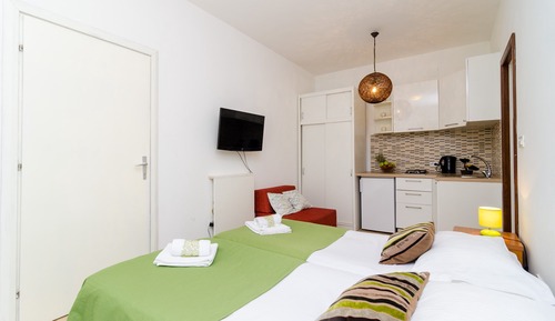 Estudio (Studio Apartment with Terrace)