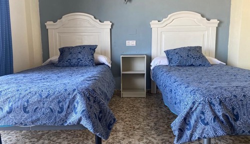 Habitación básica con 2 camas individuales