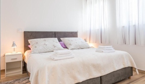 Apartamento (One Bedroom Apartment with Balcony an)