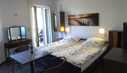Habitación triple Deluxe, varias camas, balcón, vistas al patio (Nr. 1108)