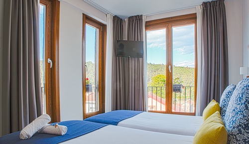 Habitación con 2 camas individuales, vistas parciales al mar