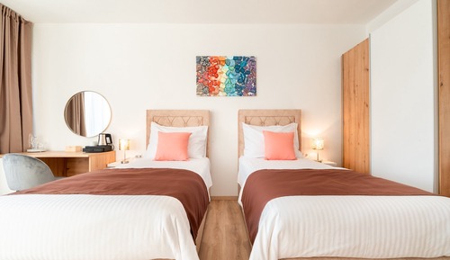 Habitación con 2 camas individuales (Superior Twin Room with Balcony and S)