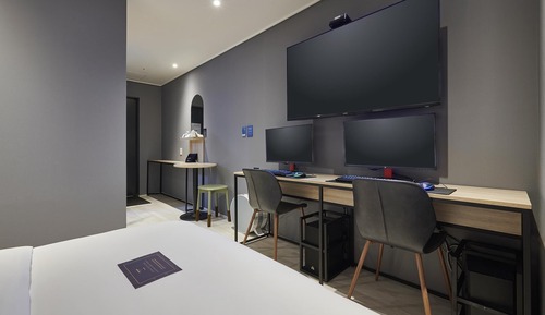 Room (Premium PC(2 High Performing PC Netfl)