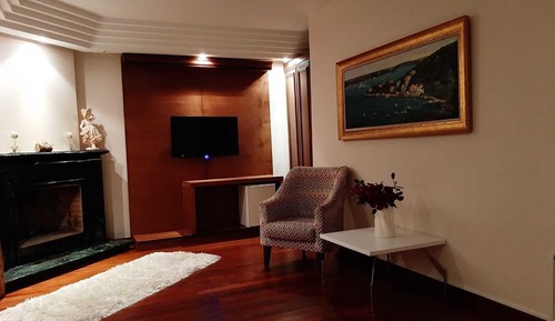 Habitación, chimenea, vistas al jardín