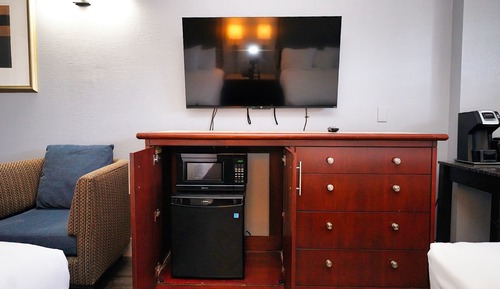 Newly Remodeled, 2 Queen Bed, Balcony Non-Smoking