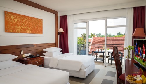 Habitación ejecutiva con 1 cama doble o 2 individuales, bañera, vistas a la piscina