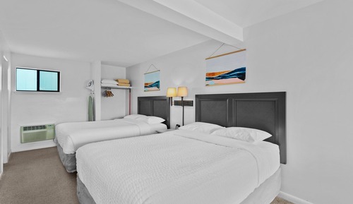 Habitación, 2 camas de matrimonio, cocina, vistas a la piscina