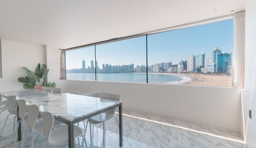 Apartamento familiar, 3 habitaciones, vistas al mar, junto a la playa