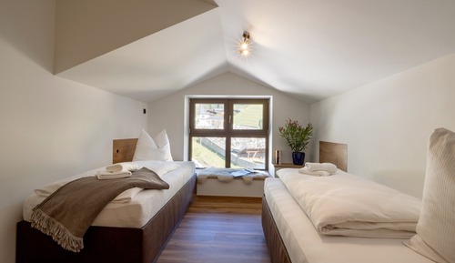 Ático exclusivo, 2 habitaciones, patio, vistas a la montaña