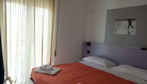 Habitación básica con 1 cama doble o 2 individuales