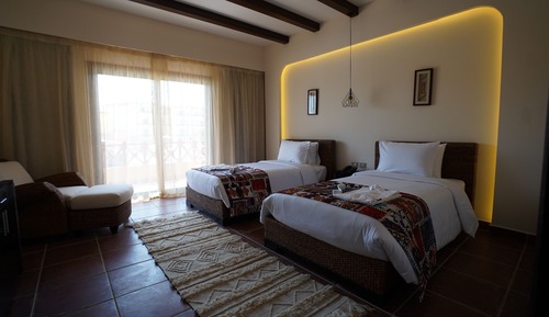 Habitación superior con 1 cama doble o 2 individuales, vistas al jardín