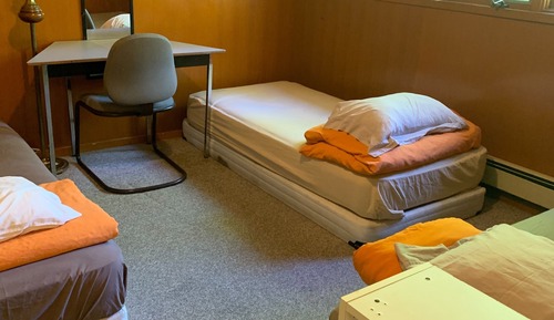 Habitación básica, dormitorio mixto