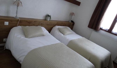 Habitación con 2 camas individuales