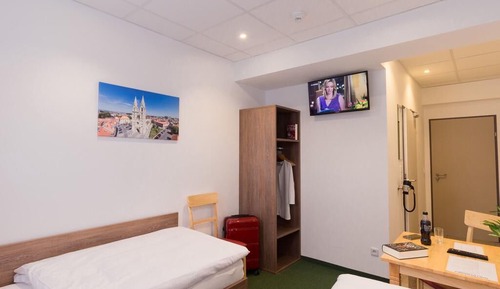 Habitación básica con 2 camas individuales