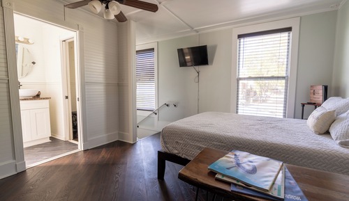 Estudio clásico, 1 cama de matrimonio, cocina, vistas a la ciudad
