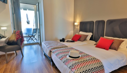 Habitación superior con 2 camas individuales, vistas al mar