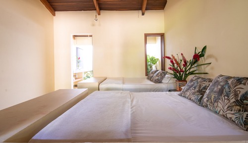 Habitación Confort doble de uso individual, 2 camas de matrimonio, baño privado, junto a la piscina