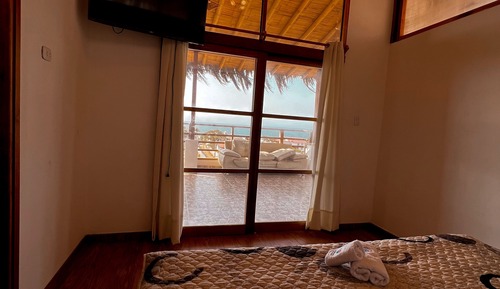 Habitación triple exclusiva, dormitorio mixto, baño privado, vistas parciales al mar