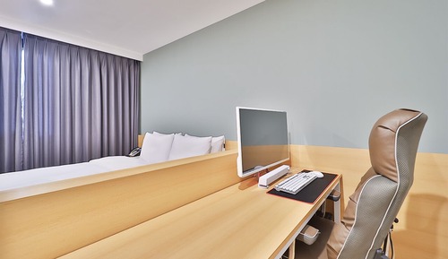 Deluxe 1 PC Room