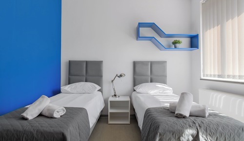 Habitación superior con 1 cama doble o 2 individuales, balcón