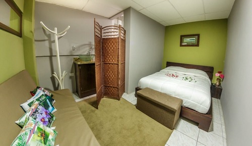 Habitación grande #3 "Pura Vida" Cocina y baño privado- MATRIMONIAL