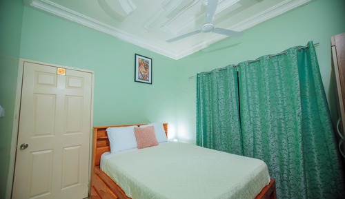 Habitación superior, 1 cama de matrimonio grande, cocina básica, vistas a la ciudad