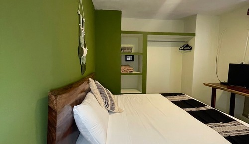 Habitación clásica, 1 cama de matrimonio grande, baño privado, vistas a la ciudad
