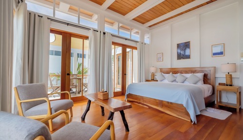 Villa superior, 1 cama de matrimonio grande con sofá cama, vistas al canal