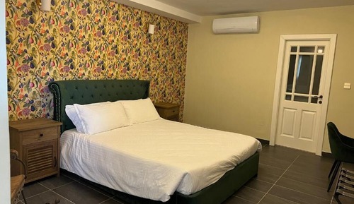 Habitación triple Deluxe, 1 cama de matrimonio con sofá cama, vistas a la piscina