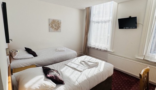 Habitación básica con 2 camas individuales, baño privado