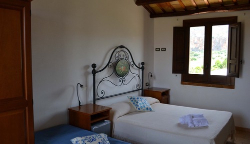 Habitación triple Deluxe, varias camas, baño privado, vistas parciales al mar