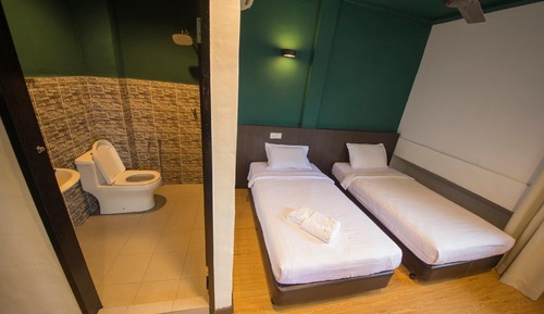 Habitación básica con 2 camas individuales