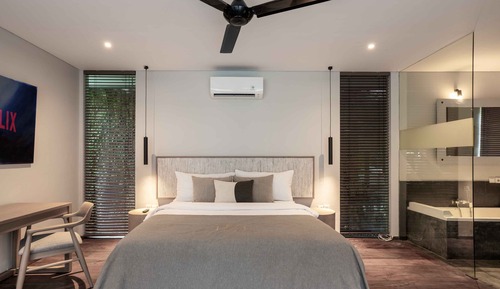Superior Pool Suite