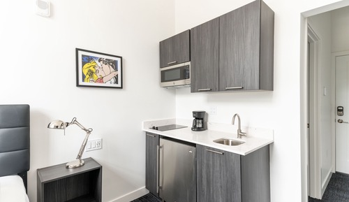Estudio Deluxe (2nd Floor / Unit 206)