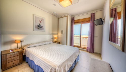 Habitación estándar con 1 cama doble o 2 individuales, balcón, vistas al mar