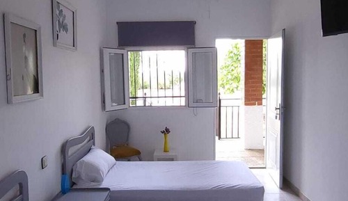Habitación básica con 2 camas individuales