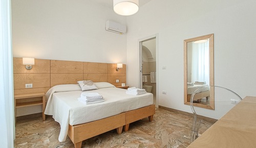 Habitación estándar con 1 cama doble o 2 individuales, baño privado