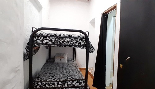 Habitación básica con 2 camas individuales